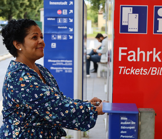 Kundin am Fahrkartenschalter